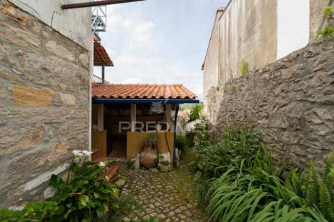 Casa rústica t3 em pedra com vista panorâmica para a serra, situada na vila do reguengo fétal, batalha.