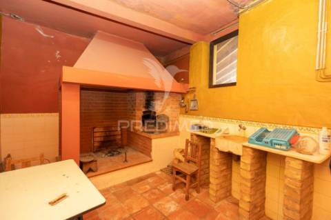 Casa rústica t3 em pedra com vista panorâmica para a serra, situada na vila do reguengo fétal, batalha.