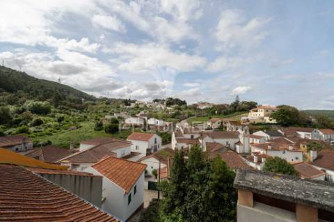 Casa rústica t3 em pedra com vista panorâmica para a serra, situada na vila do reguengo fétal, batalha.