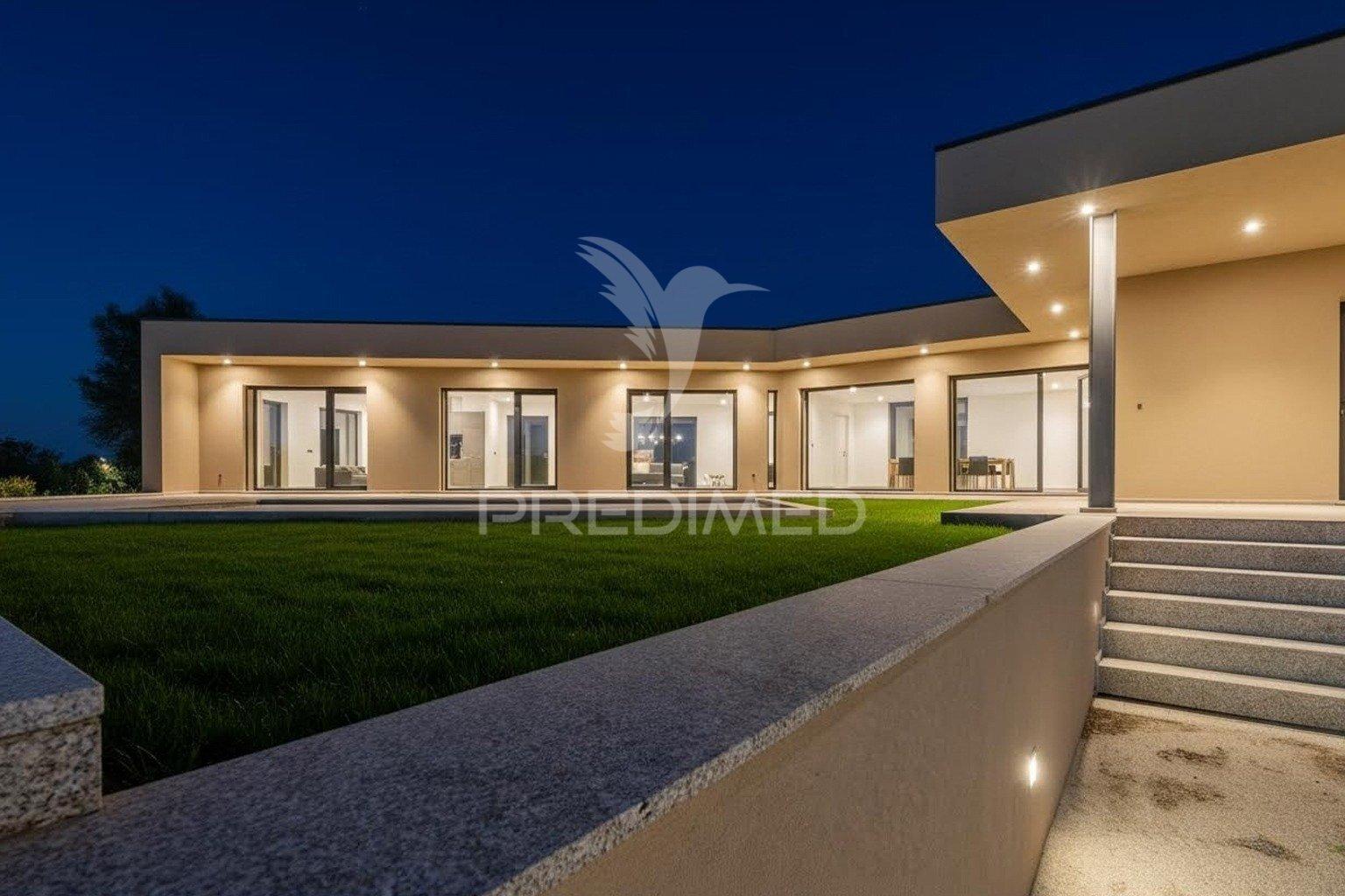 Fantástica moradia térrea t3 + escritório, com 3 suítes e piscina, localizada em lago, amares.