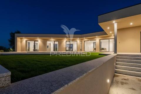 Fantástica moradia térrea t3 + escritório, com 3 suítes e piscina, localizada em lago, amares.