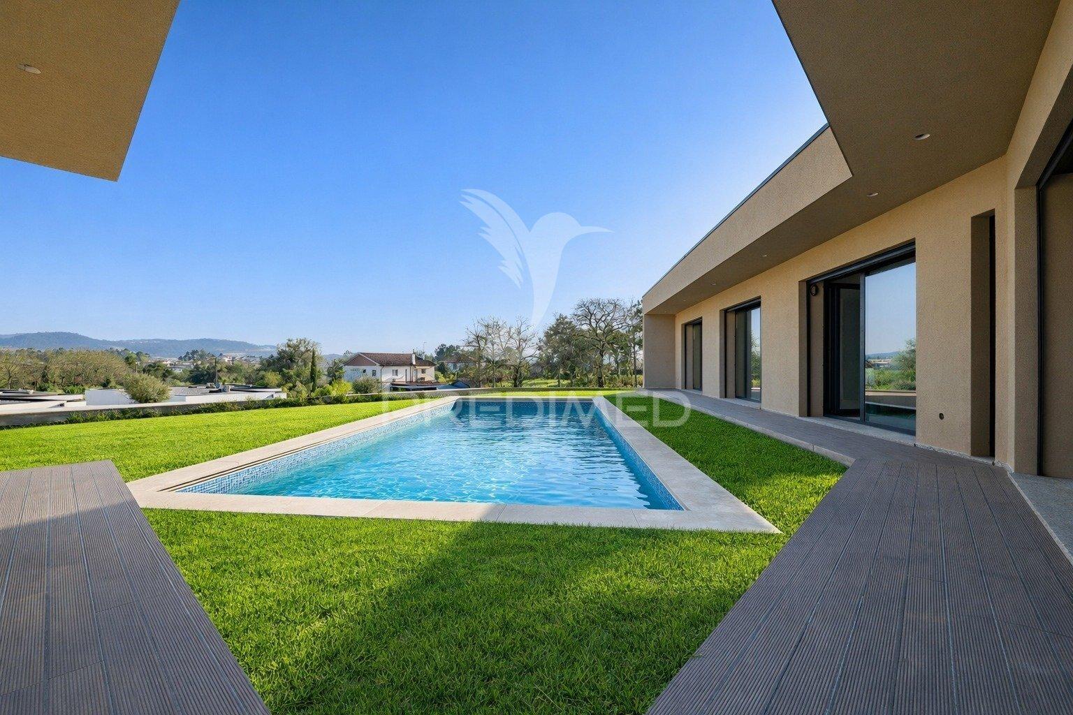 Fantástica moradia térrea t3 + escritório, com 3 suítes e piscina, localizada em lago, amares.