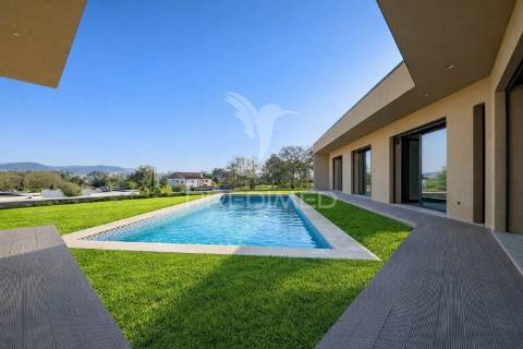 Fantástica moradia térrea t3 + escritório, com 3 suítes e piscina, localizada em lago, amares.
