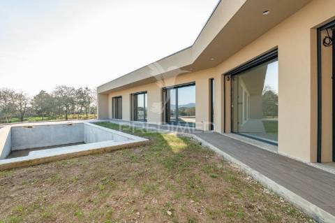 Fantástica moradia térrea t3 + escritório, com 3 suítes e piscina, localizada em lago, amares.