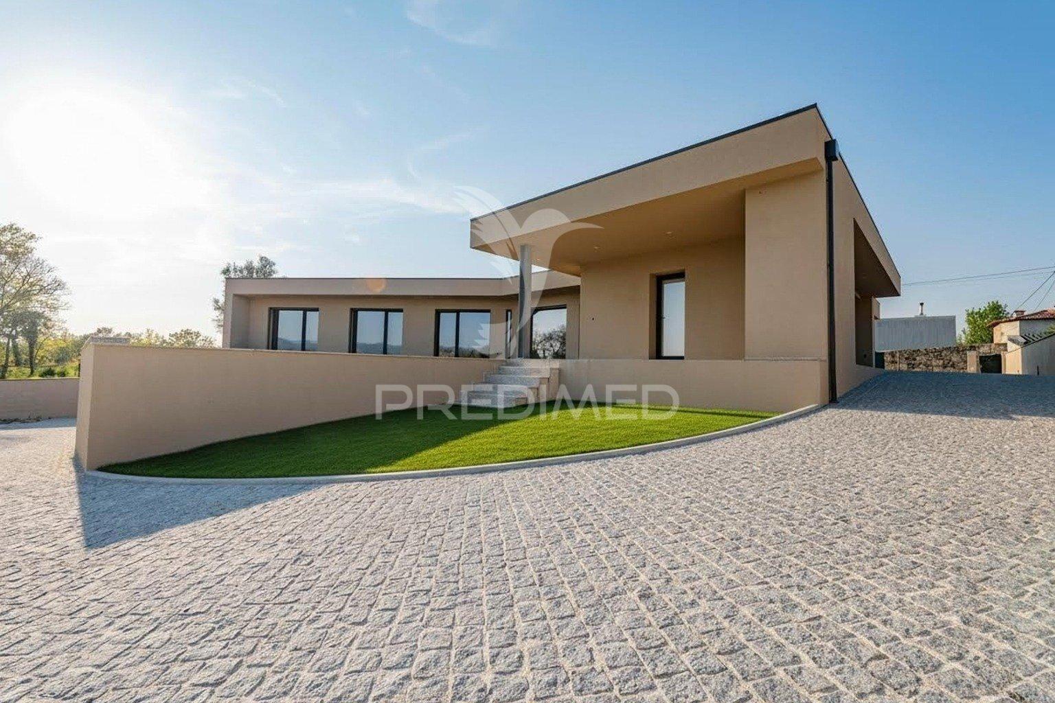 Fantástica moradia térrea t3 + escritório, com 3 suítes e piscina, localizada em lago, amares.