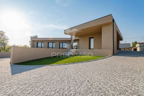 Fantástica moradia térrea t3 + escritório, com 3 suítes e piscina, localizada em lago, amares.