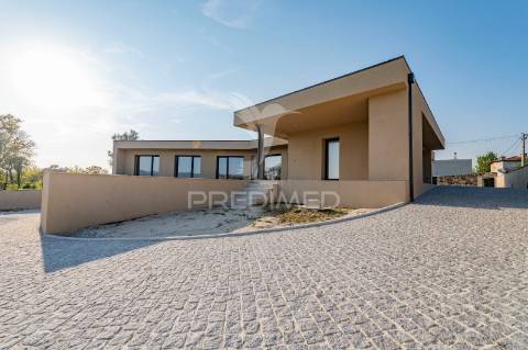 Fantástica moradia térrea t3 + escritório, com 3 suítes e piscina, localizada em lago, amares.