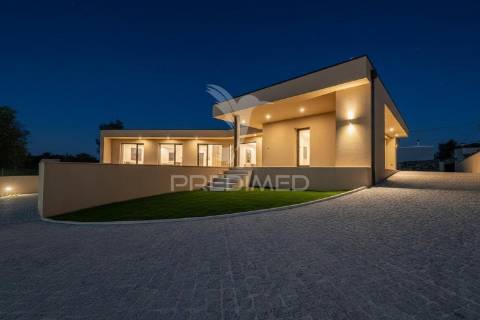 Fantástica moradia térrea t3 + escritório, com 3 suítes e piscina, localizada em lago, amares.