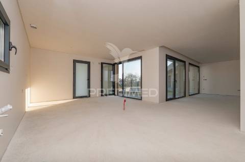 Fantástica moradia térrea t3 + escritório, com 3 suítes e piscina, localizada em lago, amares.