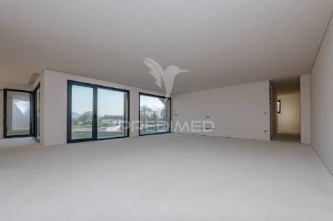 Fantástica moradia térrea t3 + escritório, com 3 suítes e piscina, localizada em lago, amares.