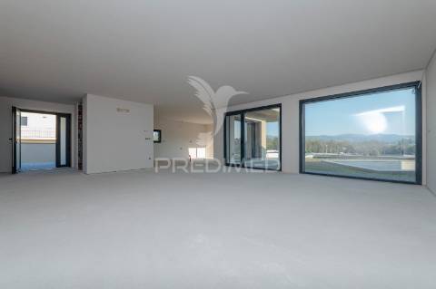 Fantástica moradia térrea t3 + escritório, com 3 suítes e piscina, localizada em lago, amares.