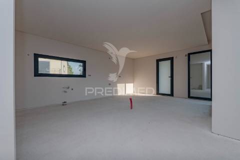 Fantástica moradia térrea t3 + escritório, com 3 suítes e piscina, localizada em lago, amares.