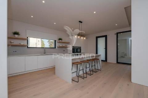 Fantástica moradia térrea t3 + escritório, com 3 suítes e piscina, localizada em lago, amares.