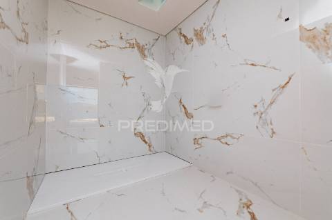 Fantástica moradia térrea t3 + escritório, com 3 suítes e piscina, localizada em lago, amares.