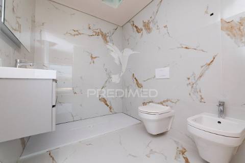 Fantástica moradia térrea t3 + escritório, com 3 suítes e piscina, localizada em lago, amares.