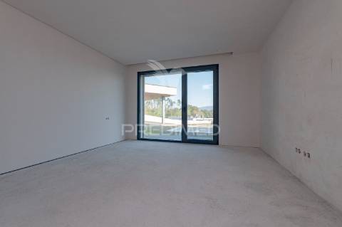 Fantástica moradia térrea t3 + escritório, com 3 suítes e piscina, localizada em lago, amares.