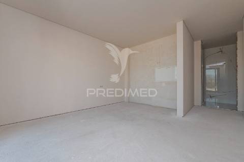 Fantástica moradia térrea t3 + escritório, com 3 suítes e piscina, localizada em lago, amares.