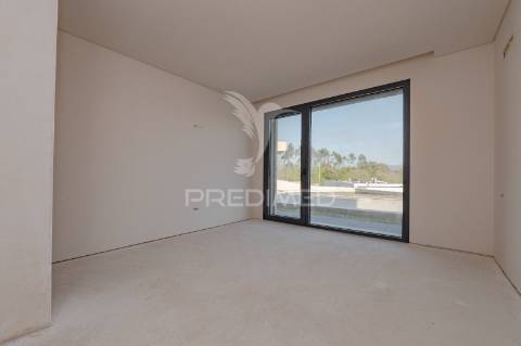 Fantástica moradia térrea t3 + escritório, com 3 suítes e piscina, localizada em lago, amares.