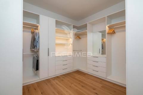 Fantástica moradia térrea t3 + escritório, com 3 suítes e piscina, localizada em lago, amares.