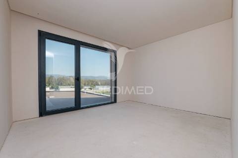 Fantástica moradia térrea t3 + escritório, com 3 suítes e piscina, localizada em lago, amares.