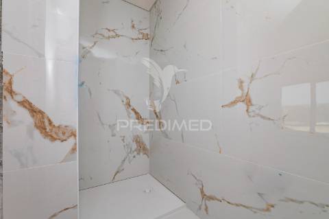 Fantástica moradia térrea t3 + escritório, com 3 suítes e piscina, localizada em lago, amares.