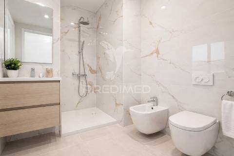 Fantástica moradia térrea t3 + escritório, com 3 suítes e piscina, localizada em lago, amares.