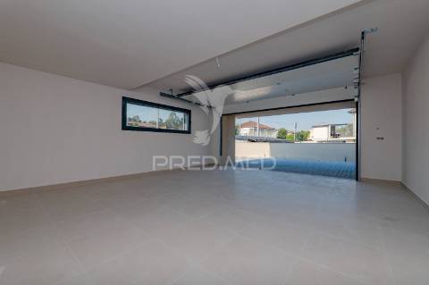 Fantástica moradia térrea t3 + escritório, com 3 suítes e piscina, localizada em lago, amares.