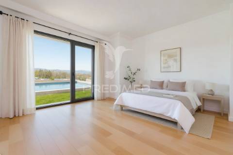 Fantástica moradia térrea t3 + escritório, com 3 suítes e piscina, localizada em lago, amares.