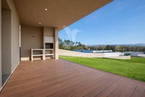 Fantástica moradia térrea t3 + escritório, com 3 suítes e piscina, localizada em lago, amares.