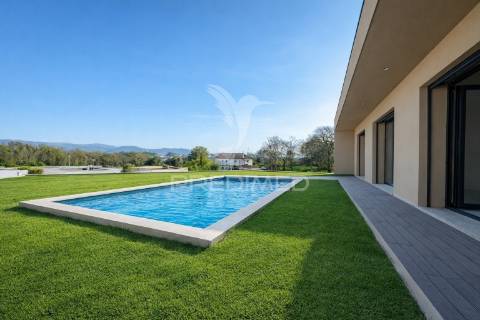 Fantástica moradia térrea t3 + escritório, com 3 suítes e piscina, localizada em lago, amares.