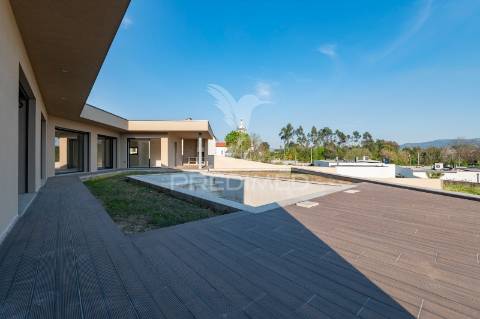 Fantástica moradia térrea t3 + escritório, com 3 suítes e piscina, localizada em lago, amares.