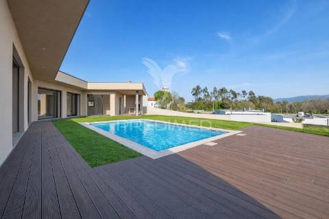 Fantástica moradia térrea t3 + escritório, com 3 suítes e piscina, localizada em lago, amares.
