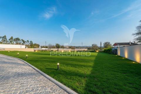 Fantástica moradia térrea t3 + escritório, com 3 suítes e piscina, localizada em lago, amares.