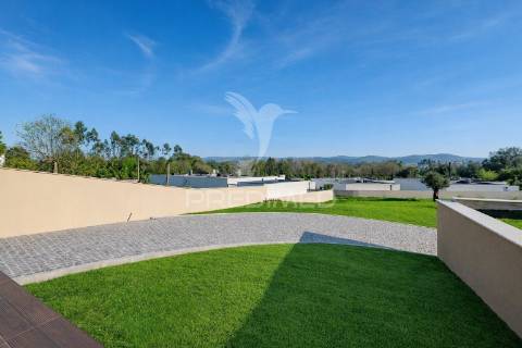 Fantástica moradia térrea t3 + escritório, com 3 suítes e piscina, localizada em lago, amares.