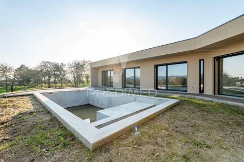 Fantástica moradia térrea t3 + escritório, com 3 suítes e piscina, localizada em lago, amares.