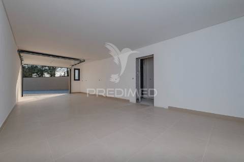 Fantástica moradia térrea t3 + escritório, com 3 suítes e piscina, localizada em lago, amares.