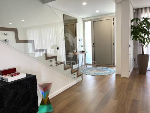 Entre o mar e o conforto – moradia t4 de luxo com piscina em esmoriz