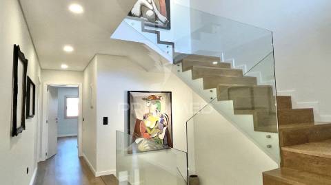 Entre o mar e o conforto – moradia t4 de luxo com piscina em esmoriz