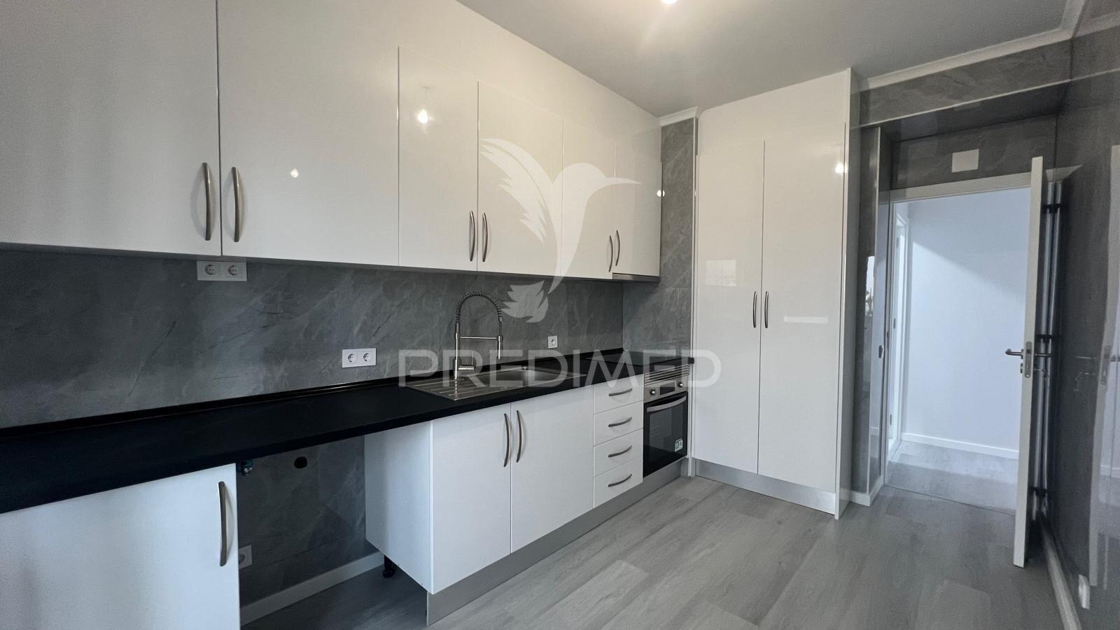 Oportunidade única em quarteira – t2 renovado com vista mar!