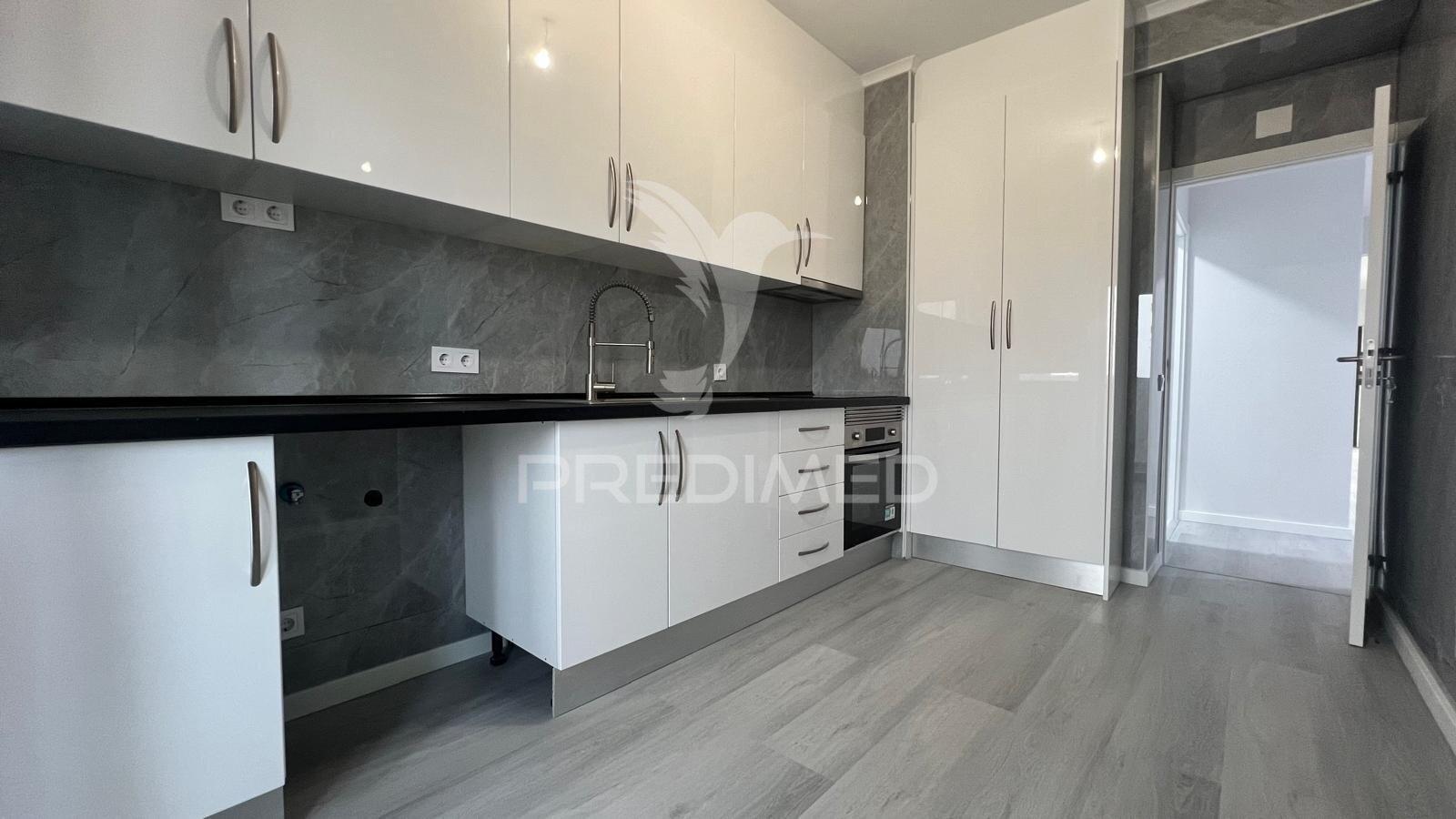 Oportunidade única em quarteira – t2 renovado com vista mar!