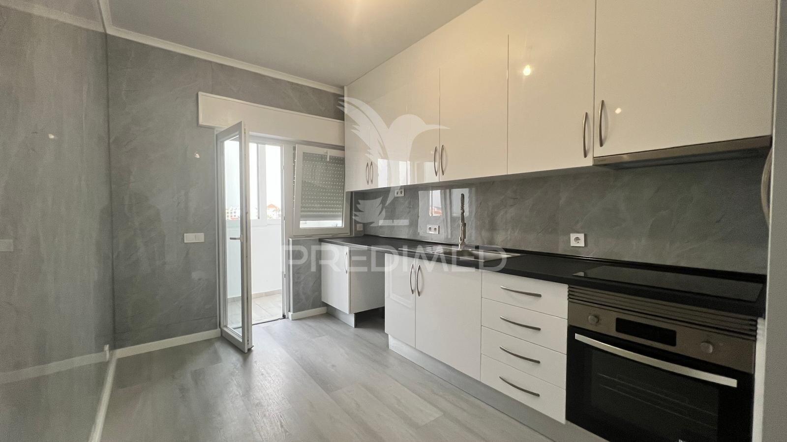 Oportunidade única em quarteira – t2 renovado com vista mar!