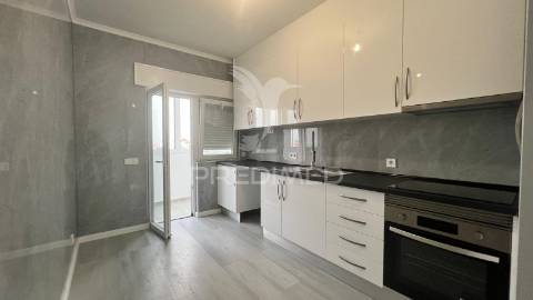 Oportunidade única em quarteira – t2 renovado com vista mar!