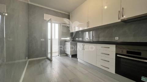 Oportunidade única em quarteira – t2 renovado com vista mar!