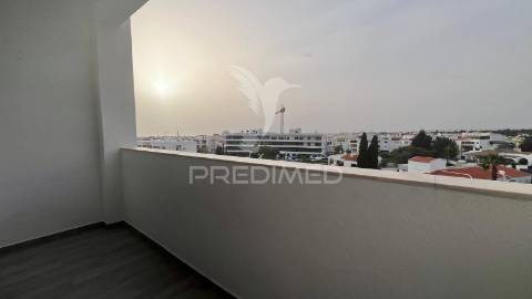 Oportunidade única em quarteira – t2 renovado com vista mar!