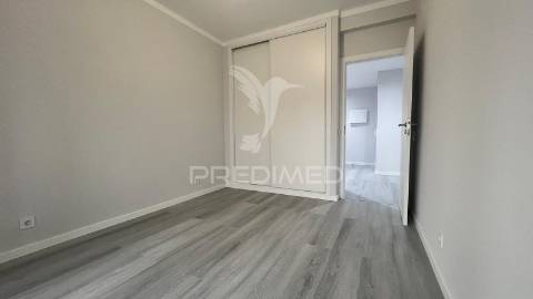 Oportunidade única em quarteira – t2 renovado com vista mar!