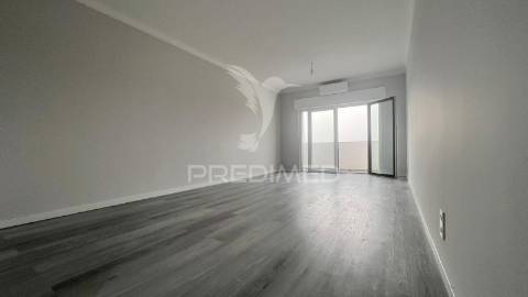 Oportunidade única em quarteira – t2 renovado com vista mar!