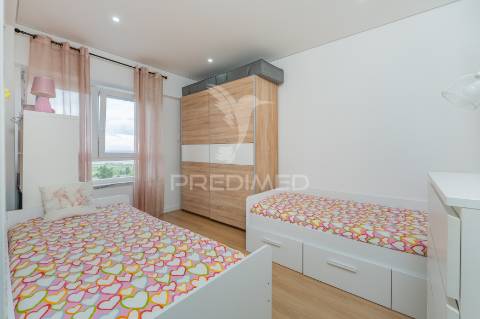 Apartamento t3 remodelado com vista sobre o tejo