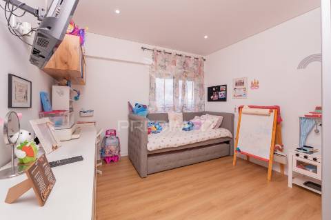 Apartamento t3 remodelado com vista sobre o tejo