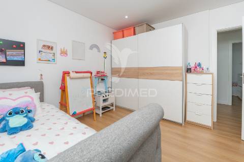 Apartamento t3 remodelado com vista sobre o tejo