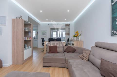 Apartamento t3 remodelado com vista sobre o tejo